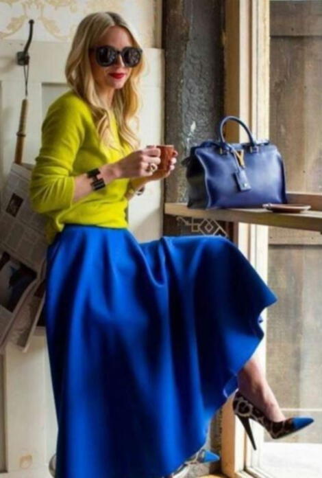 Paula Manzanal impacta con cambio de look y su outfit sofisticado en azul  Klein