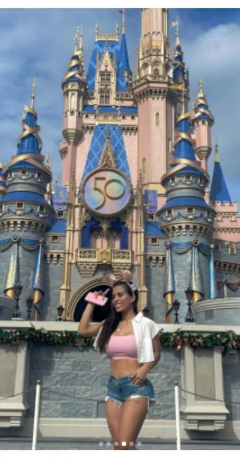 Vanessa López luce como una bella Minnie Mouse frente al castillo de Disney