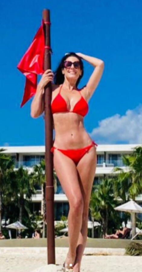 Rebeca Escribens enciende alerta playera con sensual bikini rojo posando Cancún