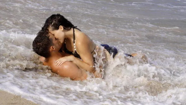 pareja besándose en el agua