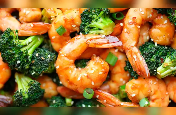 Aprende a preparar unos ricos camarones con brócoli saltados en menos de 20 minutos wapa.pe