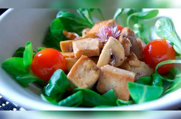 Disfruta de esta ensalada de tofu con champiñones wapa.pe