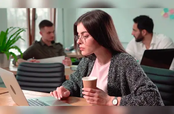 Podemos divertirnos en la oficina y sentirnos genial. wapa.pe