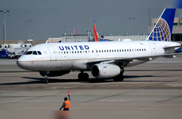 Mujer africana es obligada a bajarse de un avión wapa.pe