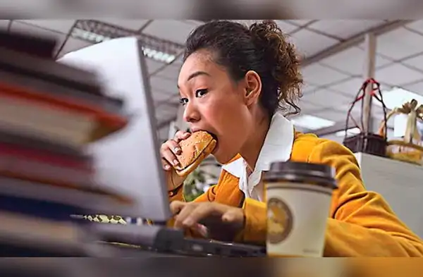 ¿Sabías que comer sola te podría hacer engordar? wapa.pe
