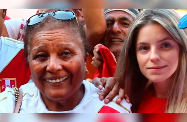 Doña Peta está feliz con Thaísa Leal. wapa.pe