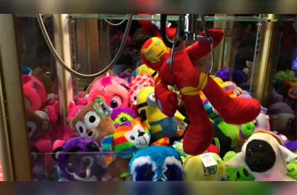 Mira el increíble truco de este joven para sacar todos los peluches de la maquina wapa.pe