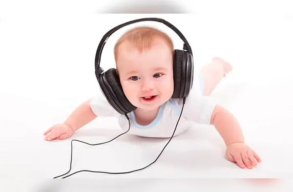 Mira las razones por las cuales tu pequeño debe escuchar música wapa.pe