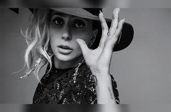 Mira los extravagantes jeans que Lady Gaga wapa.pe