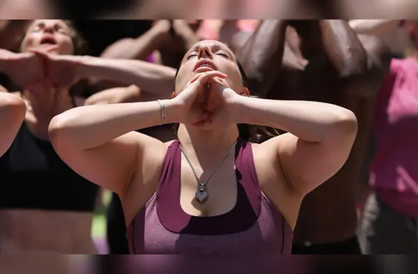 ¿Practicas yoga bikram? Esto es lo que debes saber sobre estos ejercicios. (Foto: Redes Sociales) wapa.pe
