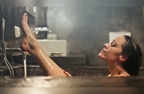 ¿Agua fría o caliente? Todo dependerá de cómo te sientas y qué quieres conseguir con el baño. (Foto: Pexels) wapa.pe