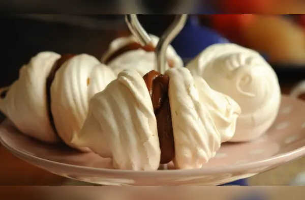 ¿Cómo se preparan los merenguitos rellenos con manjar blanco? wapa.pe