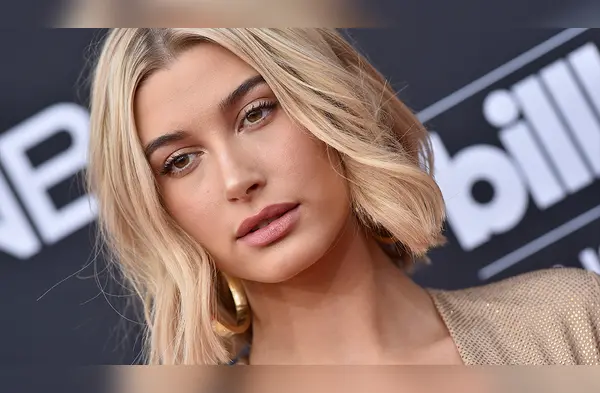 Hailey Baldwin usa su propia sangre para hidratar la piel wapa.pe