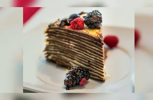 ¿Cómo se preparan las milhojas de crepes con chocolate y frutos del bosque? wapa.pe