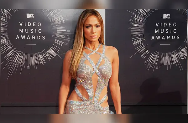 Jennifer Lopez sorprendió a todos con anillo de diamantes wapa.pe