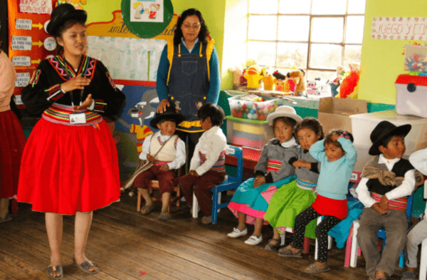 Brisayda Aruhuanca, la joven que enseña a hablar aimara a niños de Puno