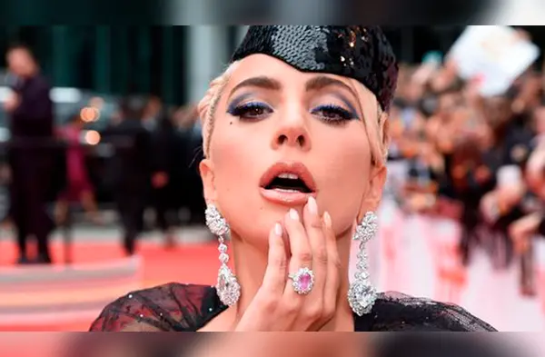 Las sombras metálicas son una de las tendencias más populares para maquillajes de nocturnos o de fiesta. wapa.pe