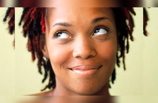 Las cejas delgadas estaban súper de moda en los años 90's. wapa.pe