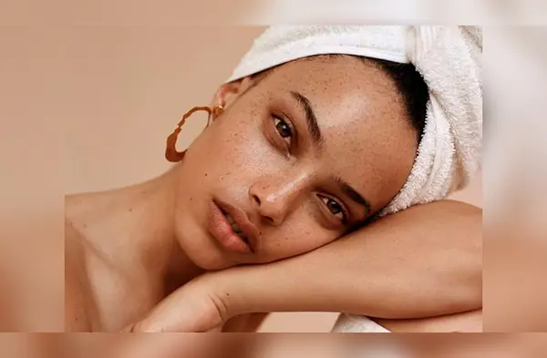 Los expertos recomiendan usar un peine de madera o uno especial para cabello mojado para evitar que este se quiebre. wapa.pe