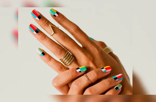 Procura usar una capa de barniz transparente al finalizar para que tus uñas tengan un efecto brillante. wapa.pe