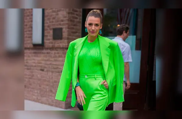 El verde neón que todas las celebridades están usando se llama verde bladiblú, y se ha decretado oficialmente cómo el color de la temporada. wapa.pe