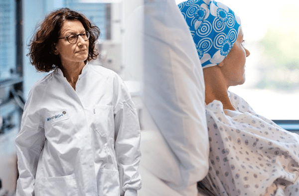 Cofundadora y directora médica de BioNTech planea vacuna contra el cáncer en dos años.