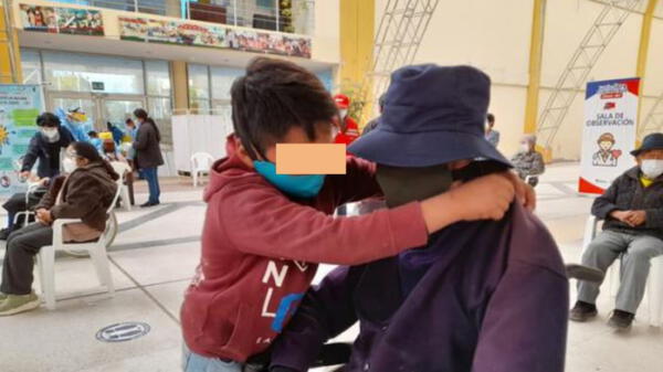 Niño de 10 años lleva a su abuelo para recibir vacuna contra coronavirus en Huancayo