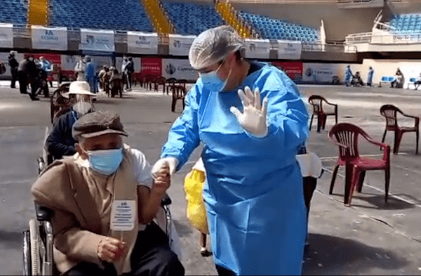 Coronavirus Perú: Tatarabuelo de 102 años fue vacunado con la segunda dosis contra la Covid-19 y celebró bailando un carnaval cajamarquino video