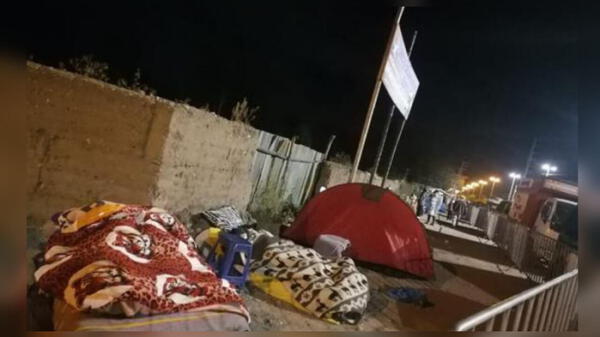 Personas de tercera edad duermen en la calle esperando su turno para recibir vacuna contra coronavirus