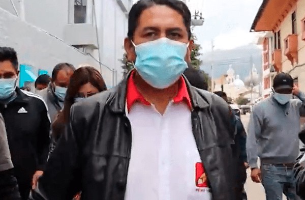 Vladimir Cerrón acudió a votar con una camisa que integraba el logo de Perú Libre. Foto: captura/Twitter