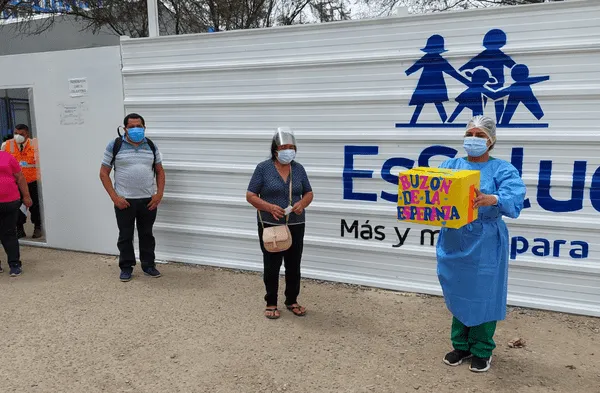 Coronavirus Perú: EsSalud Piura crea el Buzón de la Esperanza donde más de 200 familiares de pacientes Covid-19 dejan cartas a sus parientes internados fotos
