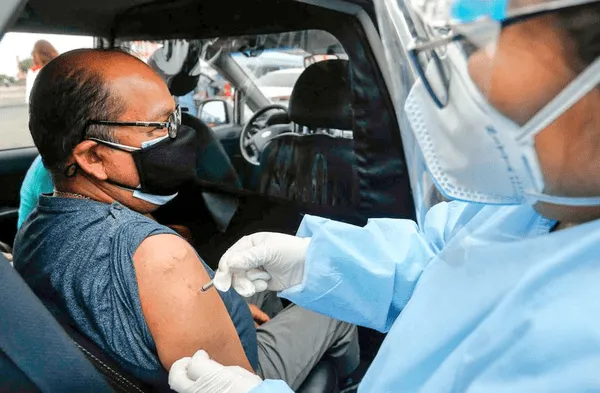 Coronavirus Perú: Ministro de Salud Óscar Ugarte anunció que están vacunando contra la covid-19 un aproximado de 100 mil personas diarias fotos