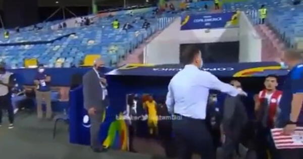 Gómez esperó en el túnel al árbitro del Perú vs. Paraguay luego de ver la roja