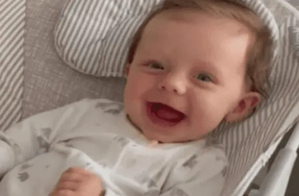 Bebé de cincos meses se está convirtiendo en piedra: El extraño caso de Lexi Robins la pequeña que todavía no pierde la sonrisa fotos