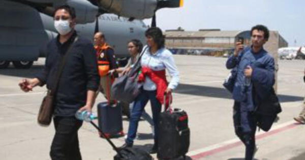Chile expulsa a 77 migrantes peruanos y bolivianos en quinto vuelo chárter