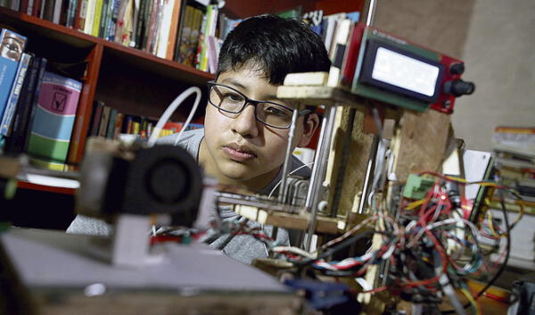 Es único. Rodolfo Yauri aprendió solo. Su madre, que es costurera, es todo su apoyo. Desde los 5 años mostró sus habilidades. Foto: John Reyes / La República wapa.pe