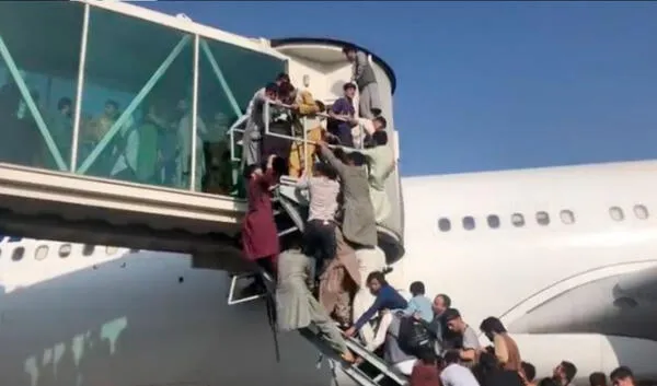 El lunes 16 de agosto se vieron imágenes de personas intentando subir a los aviones para abandonar Afganistán. Foto: BBC