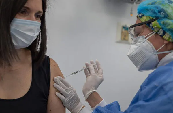 Personas vacunadas tienen 50% menos probabilidades de padecer síntomas de COVID-19 largo wapa.pe