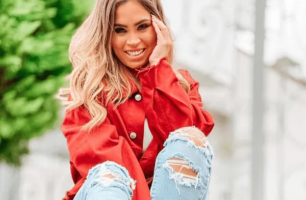 Ethel Pozo lleva el amarillo del 2021 en un conjunto tipo sastre para un look ejecutivo moderno. wapa.pe