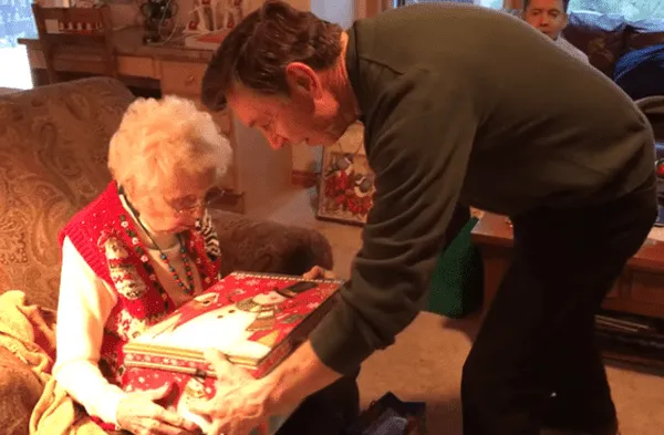 Youtube viral: Anciana llora desconsoladamente tras recibir un gato como regalo por parte de su único hijo video