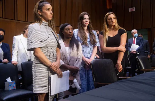 Las gimnastas estadounidenses Aly Raisman, Simone Biles, McKayla Moroney y Maggie Nichols, de izq. a der., testitficaron ante el  jurado del Senado el miércoles 13 de setiembre. Foto: Pool