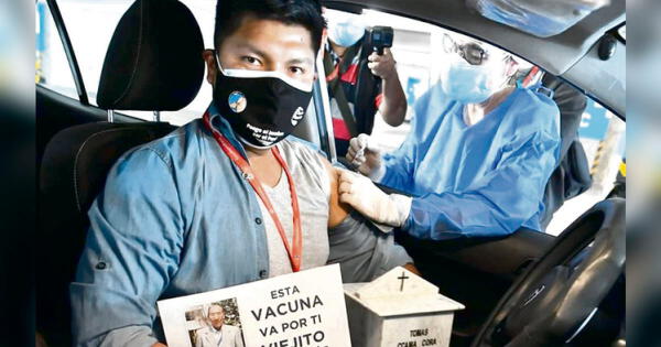 Vacuna COVID-19: Joven asiste a vacunatorio en Arequipa y lleva las cenizas de su padre fallecido por coronavirus