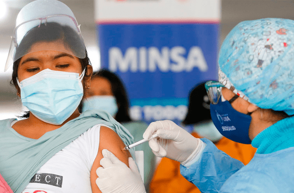 Mujer de 25 años que se infectó con la variante Delta evitó cuadros graves de la enfermedad al estar vacunada con Sinopharm.