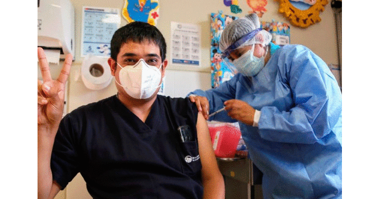 Virólogo peruano afirma que la mayoría no necesitaría una tercera dosis de vacuna