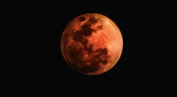 Lluvia de meteoros 'Leónidas' y 'Luna de sangre'