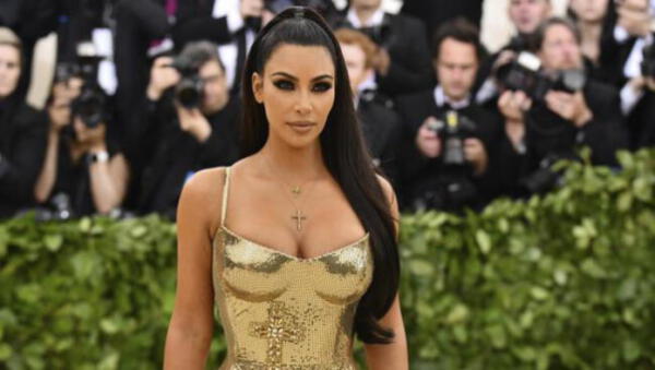 Kim Kardashian lleva vestido dorado