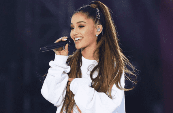 Ariana Grande canta en concierto