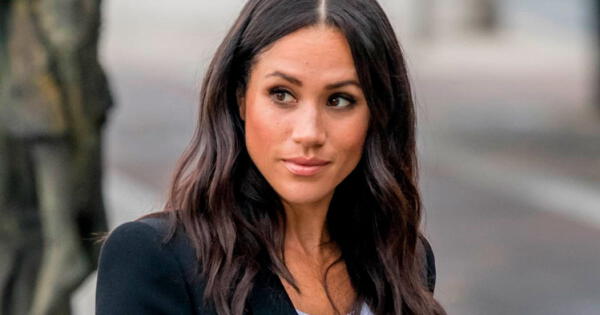 Meghan Markle posa con blazer negro