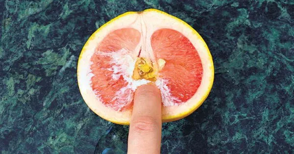 Dedo en una fruta: imagen subliminal.