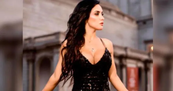 Rosángela Espinoza posa con vestido negro
